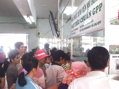 Giá thuốc tăng bệnh nhân khốn khổ (trong ảnh: Chen lấn mua thuốc tại nhà thuốc BV Nhi đồng 2) Ảnh:LN