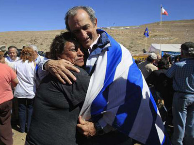 Ông Gustavo Zerbino an ủi Maria Segovia - chị gái của thợ mỏ Dario Segovia bị mắc kẹt