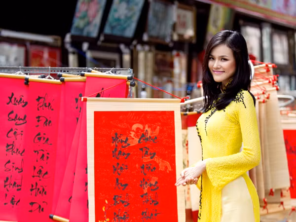 Tuyết Lan vàng rực cả một góc phố xuân