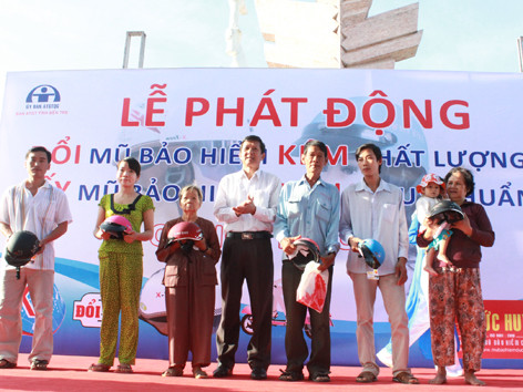 Tặng mũ bảo hiểm đạt chuẩn cho người nghèo