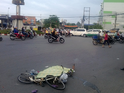 Xe tải cán chết người trên phố