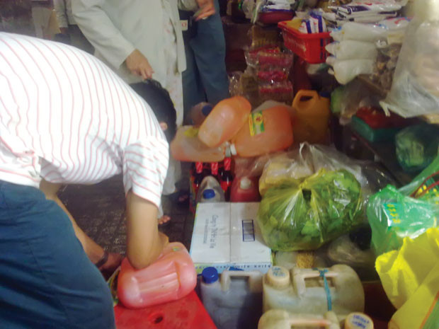 Tương ớt ngoài chợ thường được đựng trong các can nhựa như thế này