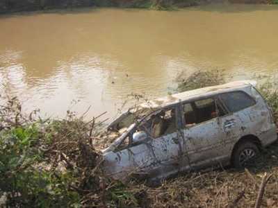 Tìm thấy chiếc xe bị lũ cuốn cùng 4 người mất tích