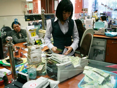 Hạ lãi suất, tiền có chạy khỏi ngân hàng?