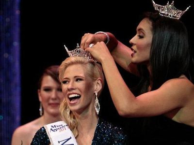 Cô gái cụt tay bất ngờ đăng quang hoa hậu