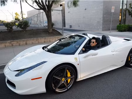 Lam Trường khoe siêu xe Ferrari 6 tỷ đồng