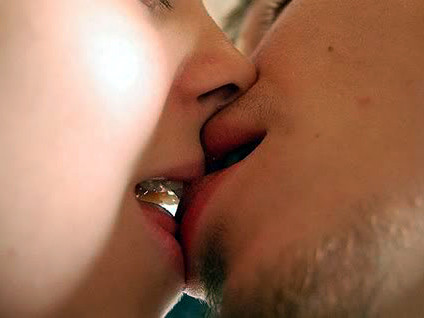 Vợ cắn đứt lưỡi chồng 79 tuổi khi đang hôn