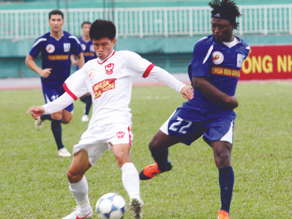 Sài Gòn FC - Khánh Hòa (xanh). Ảnh: tường vũ