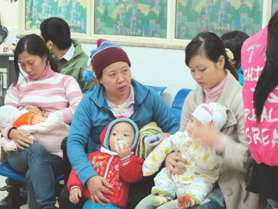 Bệnh nhi đợi đến lượt khám Ảnh: T.Hà