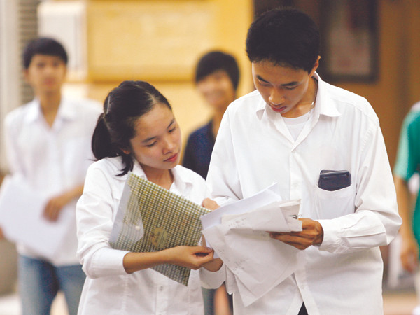 Trao đổi sau giờ thi Ảnh: Xuân Phú