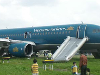 VNA thiệt hại 10.000 USD vì hành khách mở cửa thoát hiểm