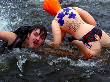 Giải cứu búp bê tình dục trôi trên biển