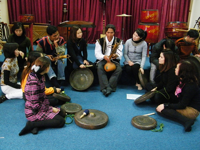 Người Hà Nội chơi cồng chiêng Tây Nguyên