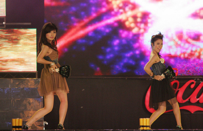 Nữ sinh Hà thành đọ vũ đạo với Hà Hồ