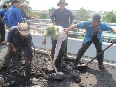 Cầu vượt thép mới sử dụng đã lún