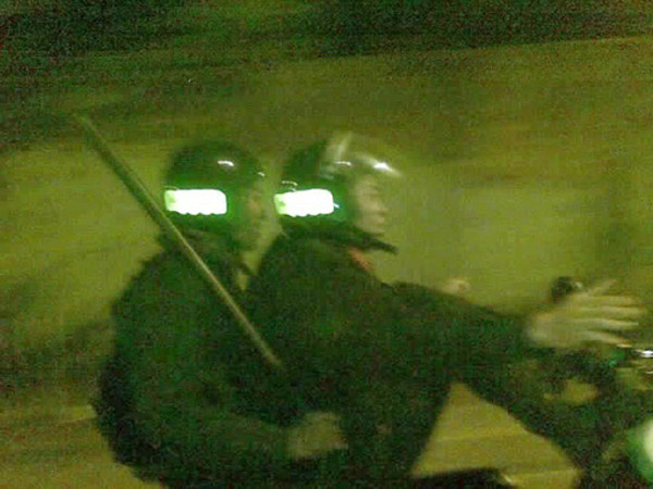 Truy tìm người mặc trang phục CSCĐ lái xe bằng chân