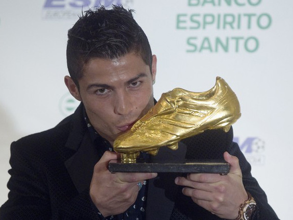 “Chỉ có thể ngăn chặn Ronaldo bằng… dây thừng”