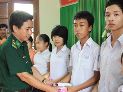 Ngư dân bám biển: Vững vàng trên sóng dữ