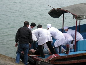 Bàn giao thi thể tám nạn nhân vụ đắm tàu ở Hạ Long