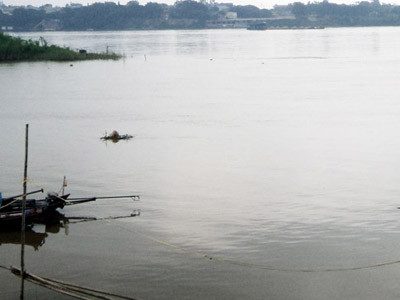 Phát hiện xác chết trên sông Hồng