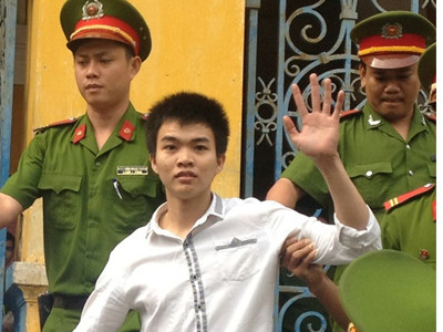 Dụ bạn gái nhí 'quan hệ' có bầu để không bị cấm yêu