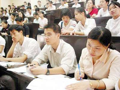 Tăng tuyến sinh chính quy, giảm tại chức