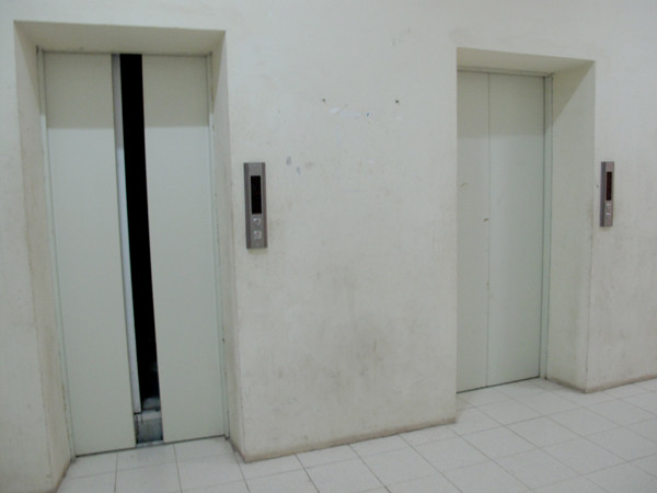 Chiếc thang máy tử thần được cạy ra sau 10 phút mắc kẹt sáng 20-10