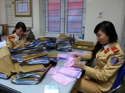 Húc nhau vì mải ngắm nữ CSGT xinh đẹp