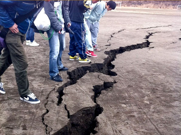 Nhiều đoạn đường bị rạn nứt