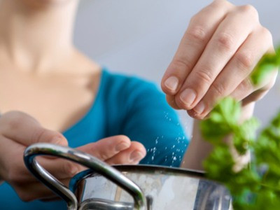 Những dấu hiệu cho thấy bạn đang ăn quá nhiều muối