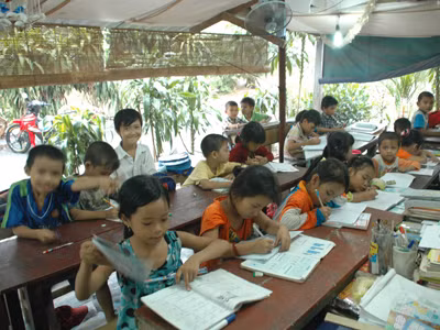 Lớp học bên hiên trại phong