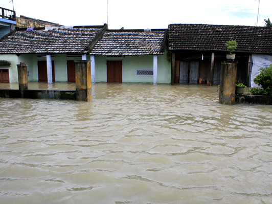 Lũ chia cắt QL 1A, nhấn chìm hàng nghìn hộ dân