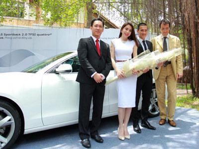 Công Vinh và Thủy Tiên cùng nhau sắm xế bạc tỉ