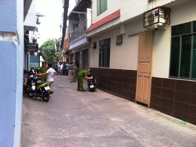 Xông vào nhà cắt cổ người yêu rồi tự sát