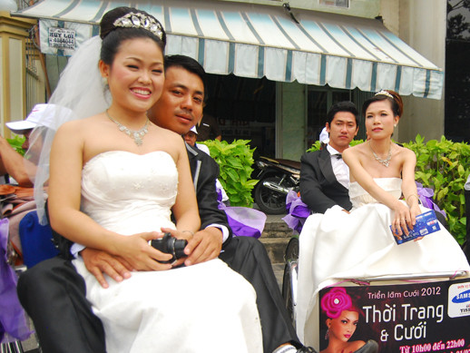 Đám cưới tập thể cho 20 vợ chồng công nhân nghèo