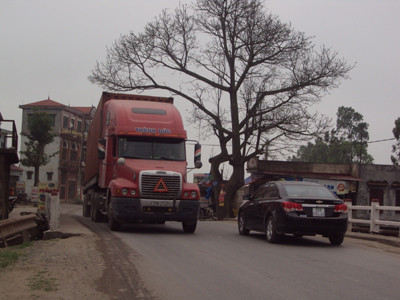 Xe tải né mua vé, Quốc lộ 38 bị cày nát