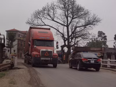 Xe tải né mua vé, Quốc lộ 38 bị cày nát