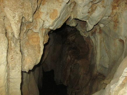 Rợn người vào lãnh địa của 'hồn ma' Hang Hòm