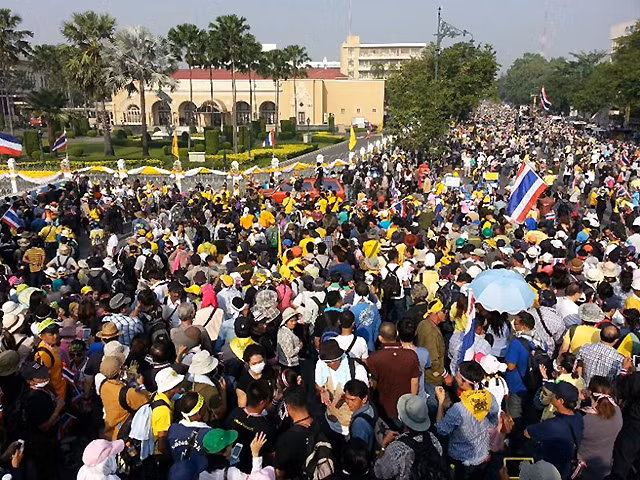 Người biểu tình tụ tập bên ngoài Tòa nhà Chính phủ Thái Lan hôm 9/12