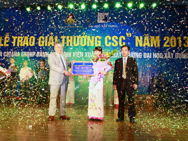 Sinh viên xuất sắc nhận thưởng 5.000 USD