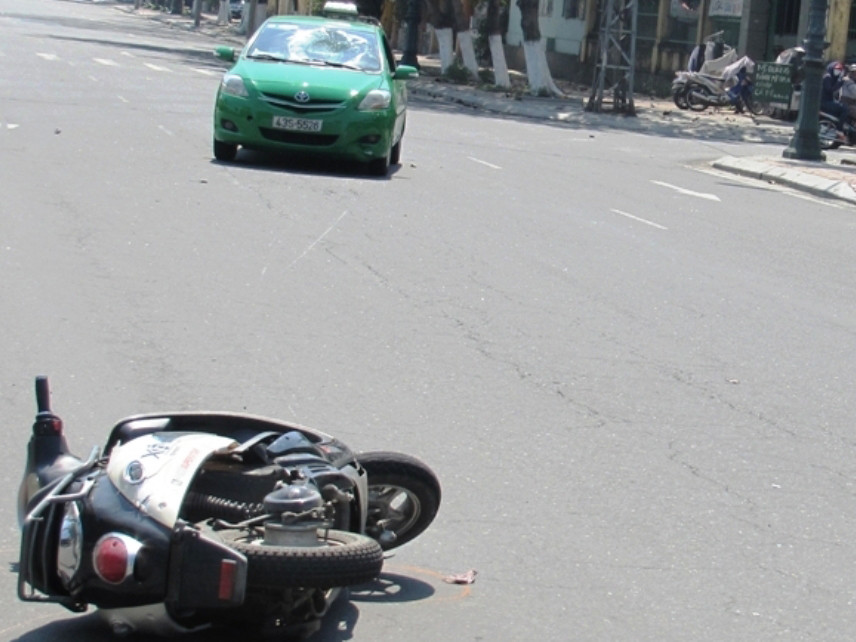 Taxi hất văng hai học sinh lên mui xe