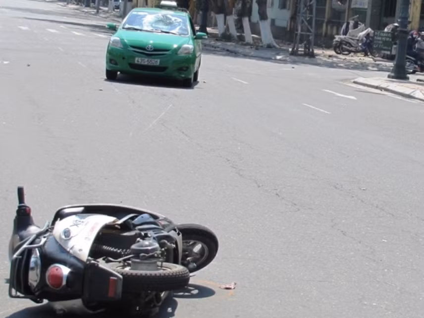 Taxi hất văng hai học sinh lên mui xe
