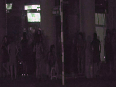 Kiều nữ mặc bikini xếp hàng đón khách Tây đến bar