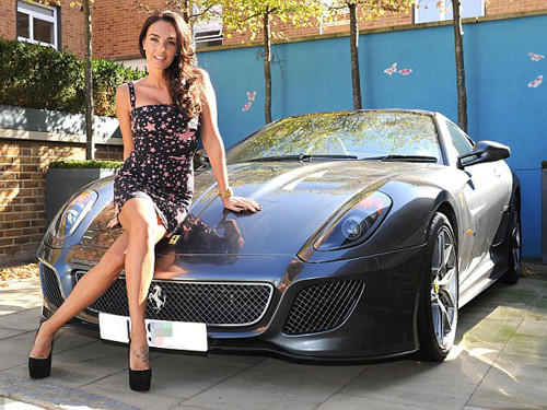 ‘Tiểu thư tỷ đô’ khoe siêu xe trên truyền hình