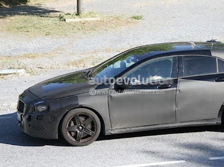 Mercedes-Benz A45 AMG lộ diện