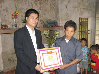 Truy tặng Bằng khen cho thanh niên dũng cảm bắt cướp