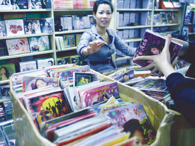 Tác quyền âm nhạc tăng cao khiến nhà sản xuất băng đĩa lo lắng Ảnh: Hồng Vĩnh