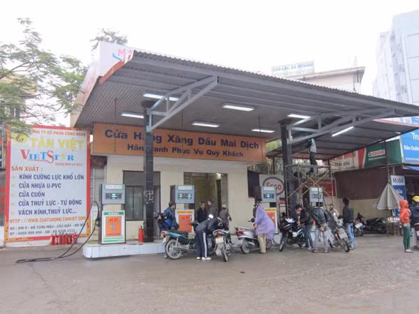 Cây xăng Mai Dịch, Hà Nội, bị phát hiện pha methanol vượt quá quy định hồi cuối tháng 12-2011