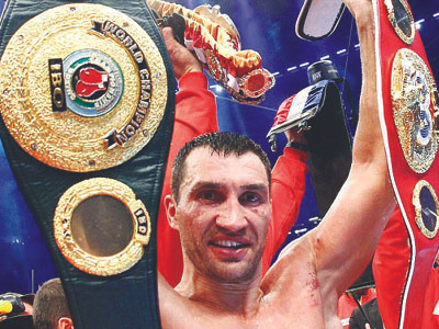 'Tiến sỹ búa thép' thâu tóm bốn đai vô địch