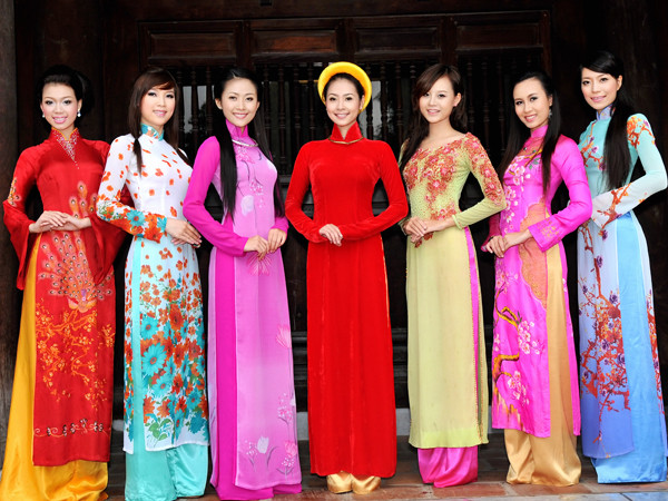 Áo dài bên Văn Miếu ngàn xưa